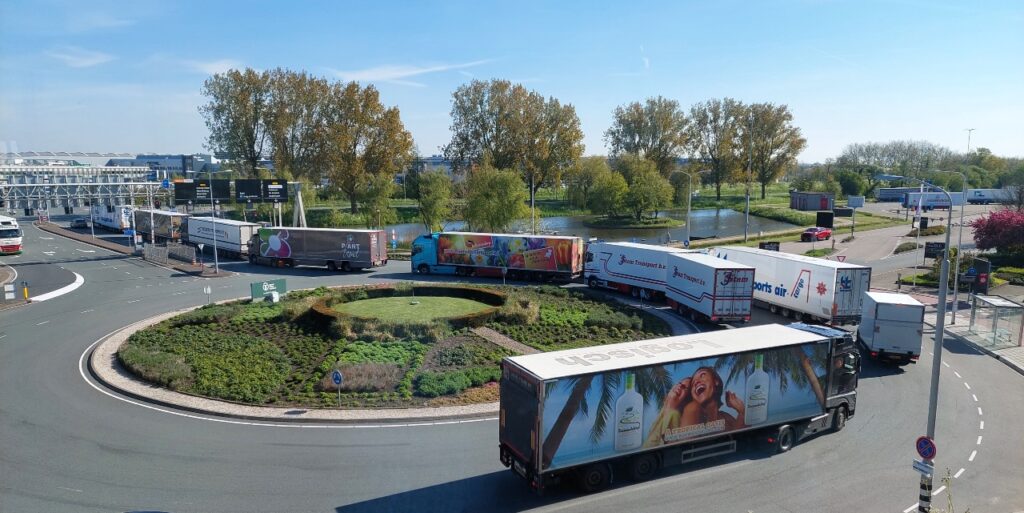 Een lint van vrachtwagens verlaat de bloemenveiling in Aalsmeer. Foto: Royal Flora Holland