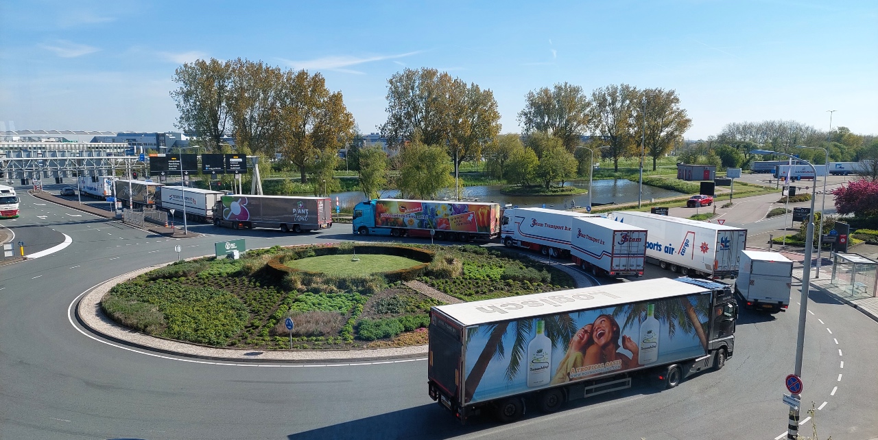 Een lint van vrachtwagens verlaat de bloemenveiling in Aalsmeer. Foto: Royal Flora Holland