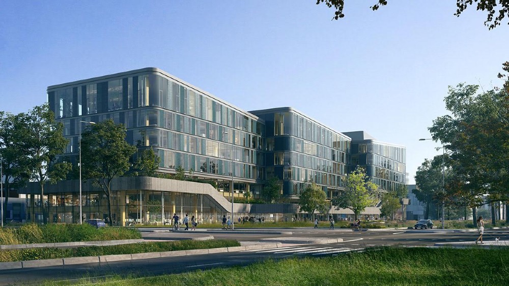 Modern kantoorgebouw van DPG Media met glazen gevel, omringd door bomen en openbare ruimte.