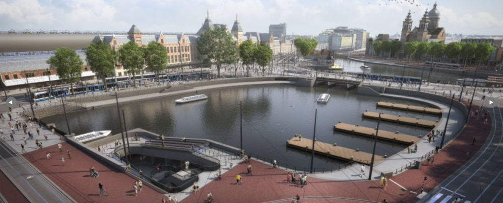 Overzicht van de overdekte fietsenstalling bij Amsterdam Centraal Station met zicht op het water en de omgeving.