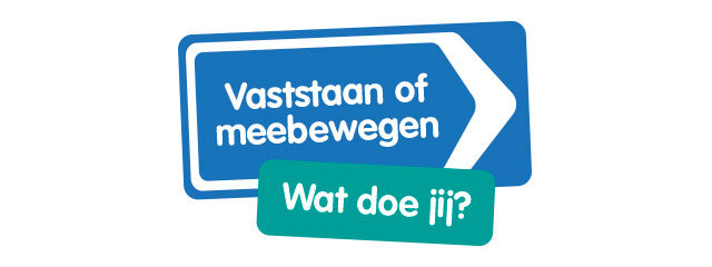 Wegwijzer met de tekst "Vaststaan of meebewegen" en daaronder "Wat doe jij?" als oproep tot gedragsverandering in Amsterdam.