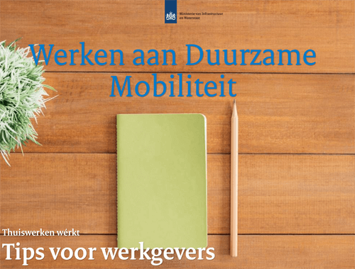 Afbeelding met een groen notitieboek, potlood en plant op een houten tafel, met tekst over duurzame mobiliteit en tips voor werkgevers.