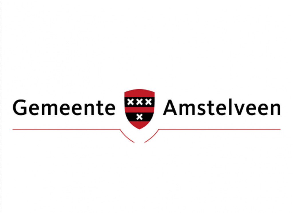 Logo van de gemeente Amstelveen met zwarte tekst en een rood-zwart schild met witte Andreaskruisen.