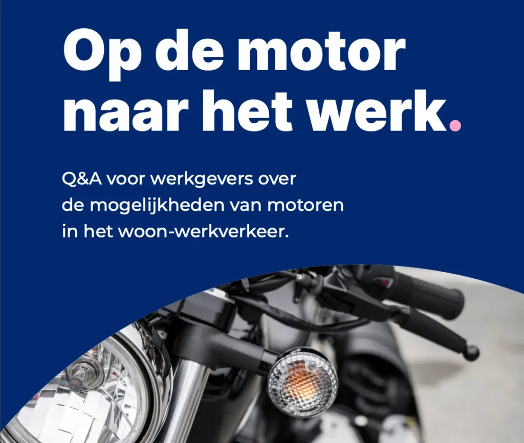 Afbeelding met de tekst “Op de motor naar het werk” boven een close-up van een motorstuurtje.