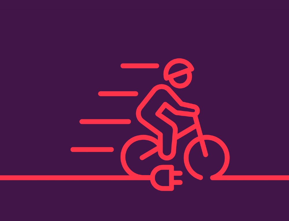 Illustratie van een persoon op een elektrische fiets met een stekker in het ontwerp geïntegreerd, symbool voor duurzame mobiliteit.